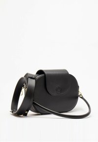 Čierna kožená crossbody taška s zakriveným tvarom, chlopňovým uzáverom a embosovaným logom. Obsahuje odnímateľný popruh a zlaté kovanie.