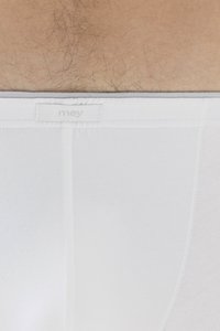 Witte herenonderbroek met een zachte tailleband, voorzien van een klein "mey" label. De stof lijkt glad met een klassieke snit en minimale details.