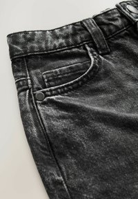 Zwarte denim jeans met een versleten uitstraling, met een traditionele vijf-pocketontwerp, stevige stiksels en een metalen knoopsluiting.