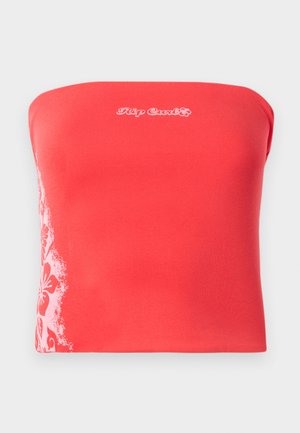 Top corto rojo sin tirantes con estampado floral blanco en el lado izquierdo y logo bordado en blanco de "Rip Curl" en el centro.
