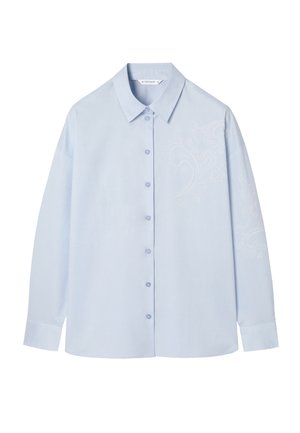 Jasnoniebieska koszula z długimi rękawami na guziki, z ostrym kołnierzykiem i subtelnym haftem paisley po jednej stronie. Gładka faktura materiału.