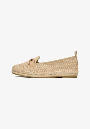 Scarpa stile espadrillas intrecciata beige con dettaglio decorativo in pelle e intreccio di juta sulla suola. Profilo piatto, apertura elasticizzata.
