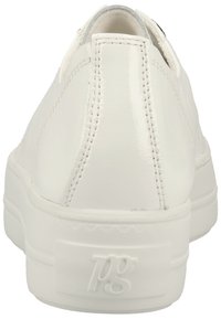 Le sneakers slip-on in pelle bianca presentano una finitura liscia, un collo imbottito e un logo in rilievo sul tallone, con una suola in gomma piatta.