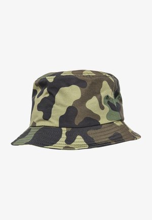 Cappello a secchiello mimetico realizzato in tessuto, con vari motivi verdi e marroni. Ampia visiera inclinata con dettagli di cucitura.