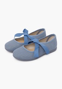 Bailarinas de tela azul con punta redonda, una superficie texturizada y una cinta ancha azul para el cierre. Las suelas de goma plana proporcionan agarre.