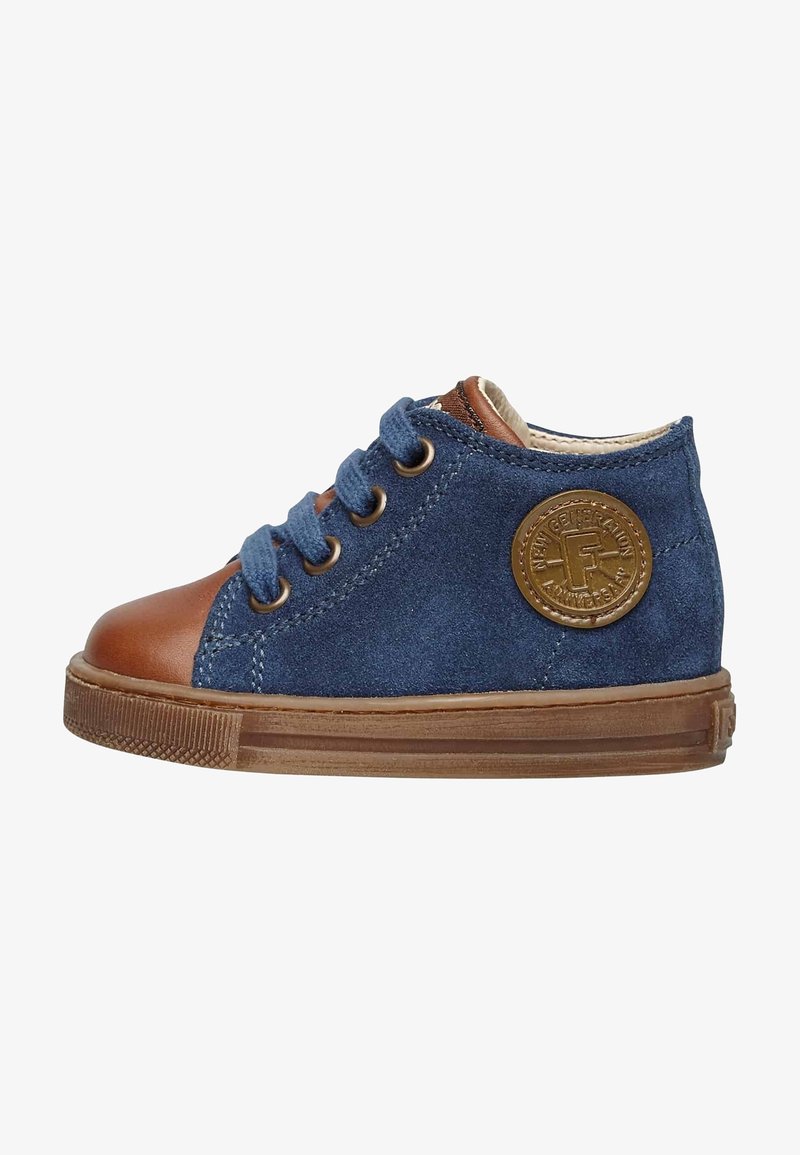 Sneaker blue scamosciato con punta in pelle marrone, suola in gomma beige e patch rotondo con logo sul lato; design con lacci e occhielli.