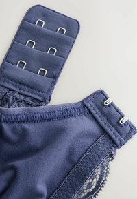 Navy blauwe beha-band met een verstelbare band met vijf haken, kanten rand en een gladde textuur, voorzien van metalen hardware voor een veilige sluiting.