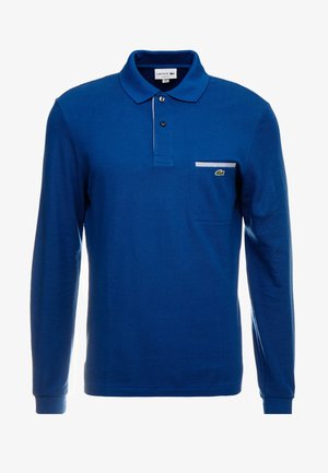 Blaues langärmliges Polohemd mit Zwei-Knopf-Leiste, kleiner Tasche auf der linken Brust, eingefasst mit gestreiftem Stoff, und grünem Lacoste Krokodil-Logo.