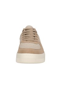 Beige Sneaker mit einem strukturierten Leder-Obermaterial, flachen Schnürsenkeln, perforierter Zehenpartie und einer weißen Gummisohle. Einfaches Design mit einer glatten Oberfläche.