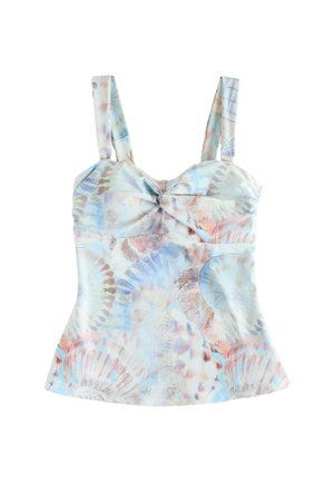 Débardeur pastel sans manches à larges bretelles, avec un devant torsadé et un motif coquillage doux dans des tons bleus, roses et beiges.