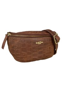 Borsa a tracolla in faux leather marrone con texture coccodrillo, zip dorata e tracolla regolabile. Presenta un logo dorato sul davanti.