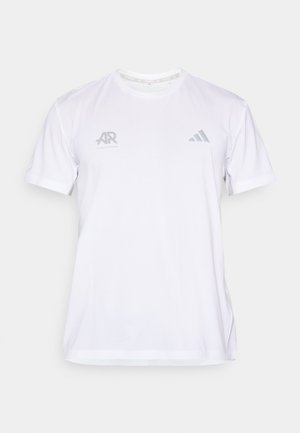 Bílé sportovní tričko z lehkého materiálu, s krátkými rukávy, kulatým výstřihem a jemnými šedými logy na hrudi.