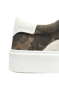 Sneaker con motivo mimetico, con tomaia in suede, dettagli in pelle bianca e suola in gomma bianca spessa. Presenta cuciture decorative.