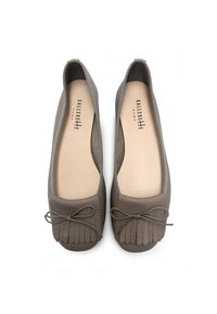 Ballerines en cuir gris avec une finition texturée, bout rond et accents en frange, dotées d'un intérieur doux et d'une semelle fine et flexible.
