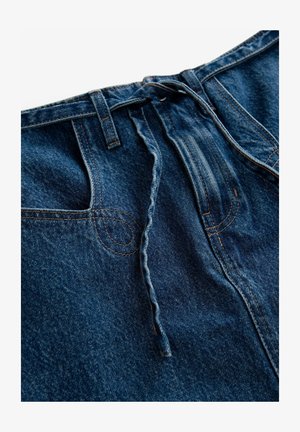 Denim broek met een donkere blauwe wassing, met een verstelbare tailleband, decoratieve stiksels en een klassieke vijf-pocket ontwerp.