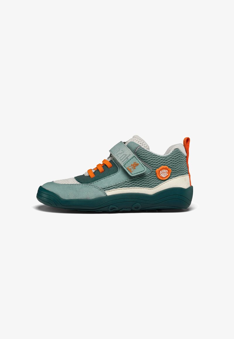 Athletic schoen in blauwgroen en grijs met mesh en suède, voorzien van oranje veters, klittenbandsluiting en een ronde oranje logo op de hiel. Rubberen zool.