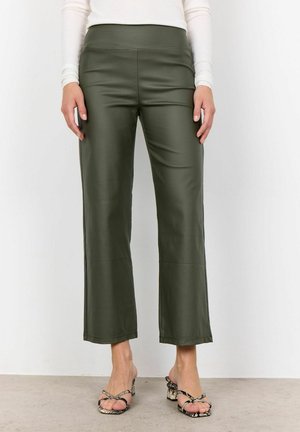 Pantaloni a palazzo in ecopelle verde oliva con una texture liscia, caratterizzati da una vita alta e linee pulite, abbinati a sandali con tacco a fantasia.