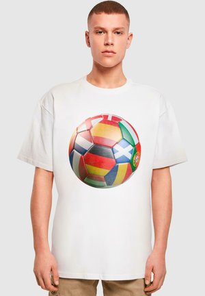 Upscale by Mister Tee, FOOTBALLS COMING HOME EUROPE TOUR - T-shirts print - white