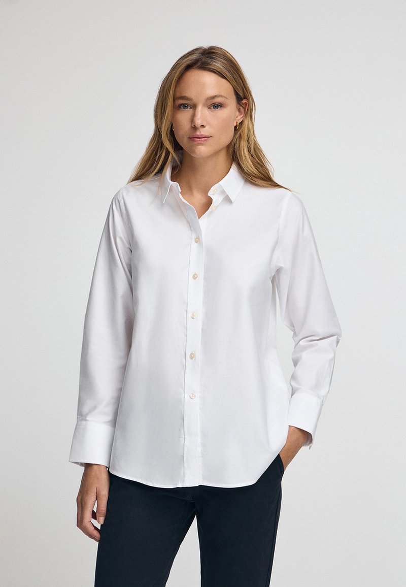 Witte button-up shirt van soepel katoen, met een klassiek kraag, lange mouwen en een rechte snit. Kleine knopen in een lichte tint.
