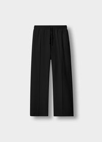 Calças largas pretas feitas de tecido leve, com cintura elástica e cordão, apresentando bolsos laterais e uma textura suave.
