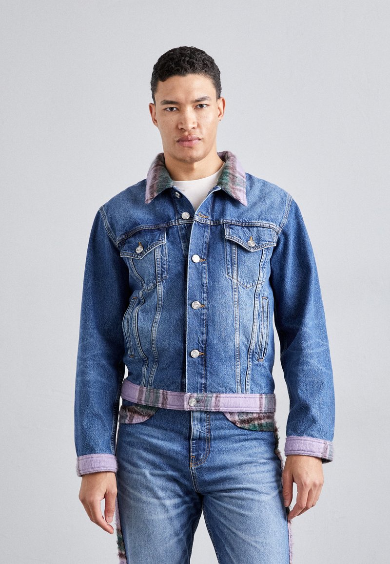 Denim jakk kerge sinise pesuga, millel on värvikas plaidi krae ja mansetid, esipocketid ning metalldotokid. Kombineeritud sobivate teksadega.