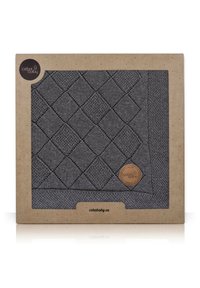 Szary, teksturowany kocyk dla niemowląt z diamentowym wzorem, zapakowany z brązową papierową etykietą od Ceba Baby, podkreślający wysoką jakość materiału.