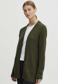 Cardigan vert olive en maille texturée, avec un design ouvert à l'avant, des poignets et un ourlet côtelés, comportant deux poches latérales. Ajustement simple et décontracté.