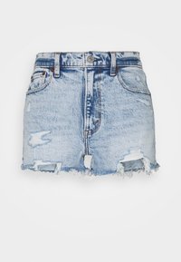 Shorts de mezclilla azul claro con dobladillos deshilachados y detalles desgastados. Presenta una cintura estándar, trabillas para cinturón y bolsillos frontales.