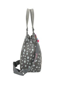 Sac en tissu gris avec un motif de pois bleu clair, double poignées, bandoulière réglable, accent rose et détail en chaîne sur le côté.