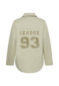 Beżowa kurtka z długim rękawem i kołnierzem, z dużym nadrukiem "LEAGUE 93" z tyłu w blokowych literach i liczbach.