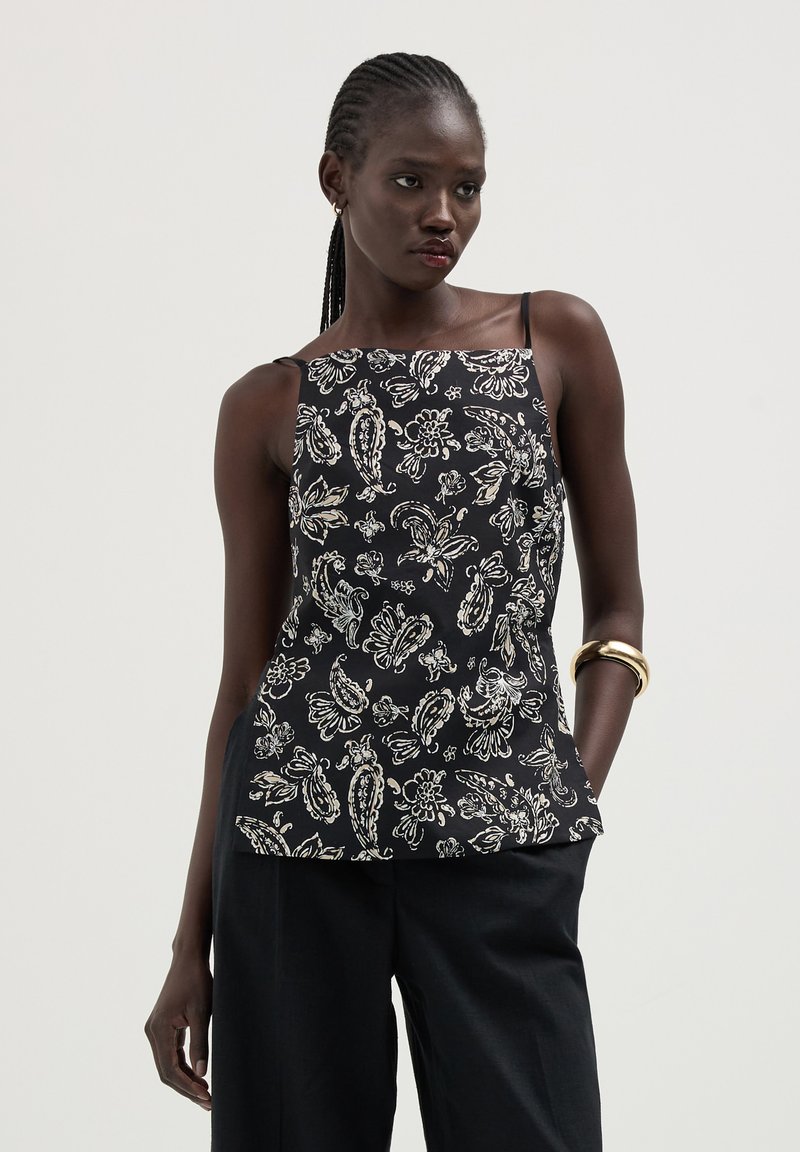 Top senza maniche nero con delicate fantasie floreali e paisley, caratterizzato da spalline sottili e una vestibilità rilassata. Tessuto morbido con una leggera lucentezza.