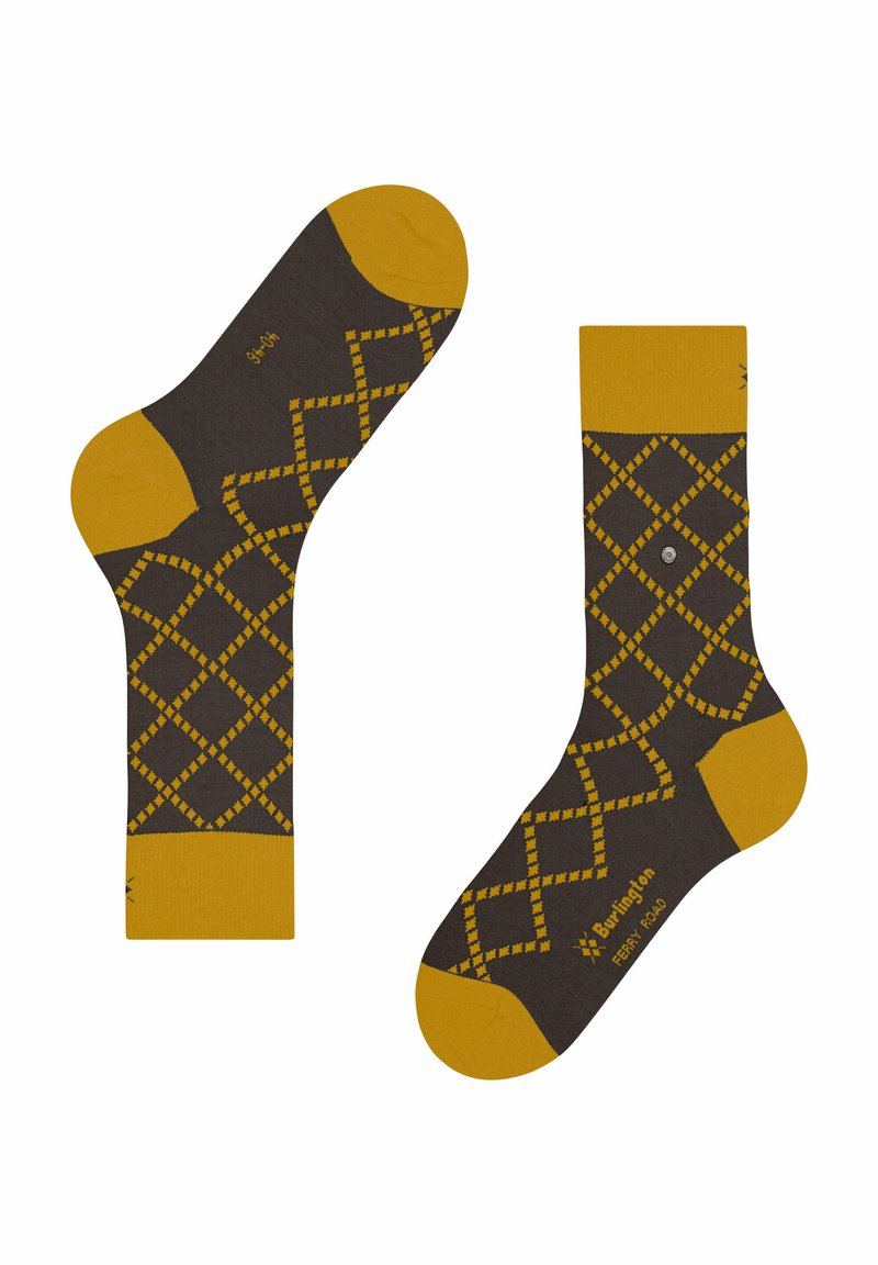 Brązowe skarpetki z musztardowożółtym piętą, palcami i mankietem, z charakterystycznym wzorem w romby oraz małym metalowym guzikiem z boku jednej skarpetki.