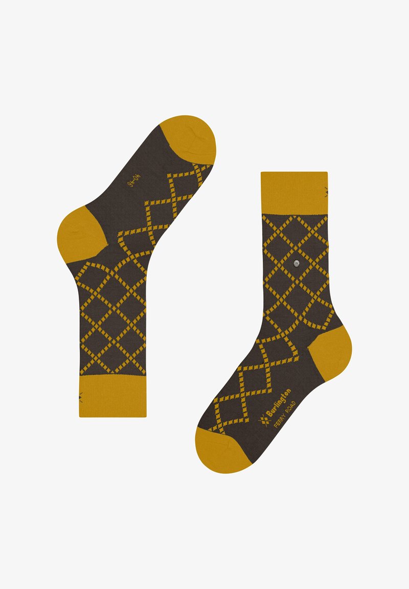 Brązowe skarpetki z musztardowożółtym piętą, palcami i mankietem, z charakterystycznym wzorem w romby oraz małym metalowym guzikiem z boku jednej skarpetki.