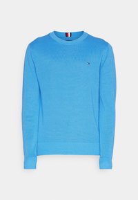 Maglione blu lavorato a maglia con scollo rotondo, polsini e orlo a costina, caratterizzato da un piccolo logo sul petto, realizzato in un materiale morbido e tessurizzato.