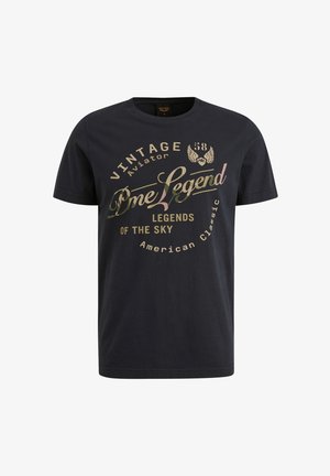 Tamno plavi pamučni majica kratkih rukava. Sadrži grafike "Vintage Aviator" i "Pme Legend" u bež i maslinastozelenim nijansama.