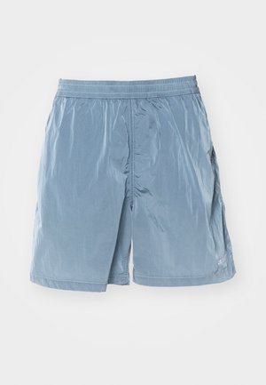 Ljusblåa träningsshorts i syntetmaterial. Har resårmidja, sidofickor och en mjuk yta med en lätt glans.