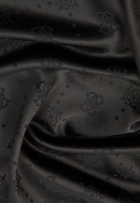 Tessuto di raso nero con un sottile motivo a rilievo di loghi intrecciati e piccoli punti decorativi. Texture liscia con una morbida lucentezza.
