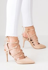 Dorothy Perkins Korolliset sandaalit - beige