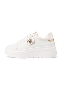 Sneaker bianco con parte superiore in pelle testurizzata, dettagli dorati e suola piatta in vista chunky. Presenta un dettaglio in metallo decorativo sul lato.