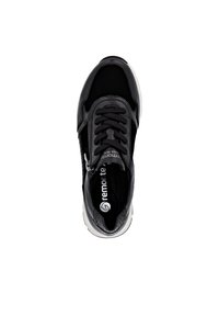 Schwarzer Sneaker aus einer Kombination von glatten und strukturierten Materialien, mit einem Reißverschluss, runder Schuhspitze und kontrastierender weißer Sohle.