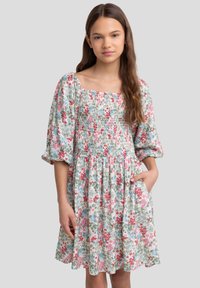 Blomsterkjole med firkantet halsudskæring, indsamlet bodice, korte puffærmer og sidelommer. Har røde, pink, blå og grønne blomster mønstre.