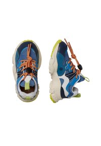 Scarpe sportive blu con lacci arancioni, dettagli bianchi e suola testurizzata. Presentano un design unico con colletto imbottito e linguette di estrazione.