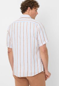 Kurzärmliges Hemd in blau-weißen Streifen mit braunen Akzenten, aus einem leichten Stoff gefertigt, mit einem Button-Down-Kragen und abgerundetem Saum.