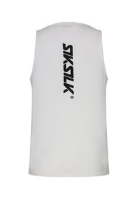 Haut de sport blanc sans manches avec un logo noir vertical "SIXSIXTY" centré dans le dos sur un fond uni.