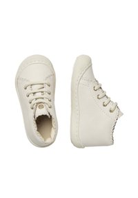 Weiße Lederbabyschuhe mit abgerundeten Zehen, Schnürdesign, gewellten Kanten und strukturiertem Gummisohle. Mit goldenen Ösen und Nähten.