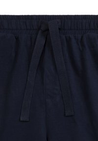 Granatowe szorty z elastycznym pasem, z wciąganą linką w jodełkowy wzór oraz miękkim, teksturowanym materiałem. Brak widocznych kieszeni.