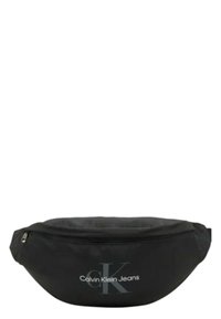 Zwarte stoffen heuptas met een ritssluiting en een opvallend grijs "CK" logo, ronde vorm met een gladde textuur.