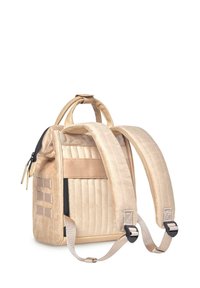 Beige gesteppter Rucksack mit gepolstertem Rücken und Schulterriemen. Verfügt über einen oberen Griff, Reißverschluss und Seitenpaneele mit horizontalen Akzenten.