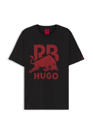 Zwart T-shirt met korte mouwen en rode RB- en HUGO-tekst, met een afbeelding van een opladende stier in het midden.