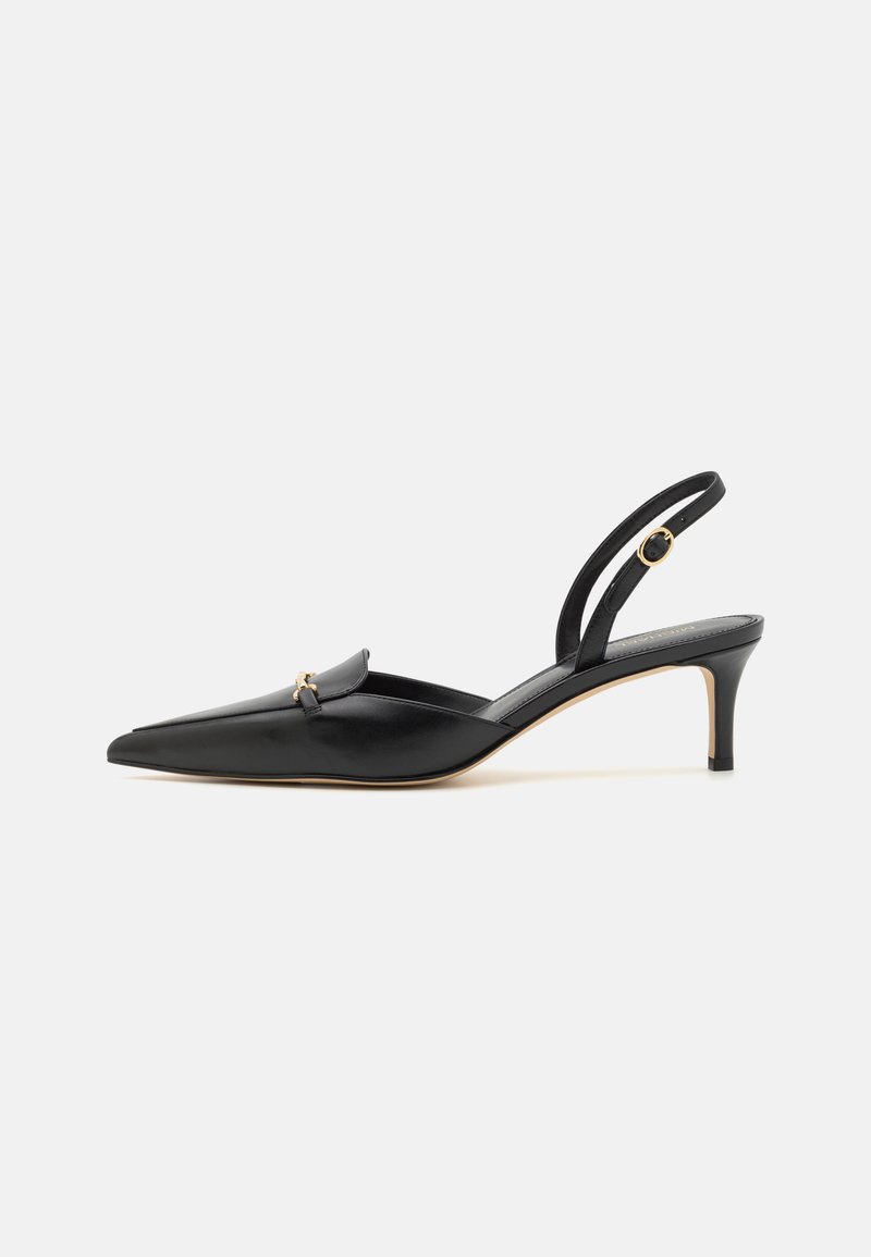 Chaussure slingback en cuir noir à bout pointu avec accent doré, talon élancé et sangle ajustable, présentant une finition lisse et un design minimaliste.